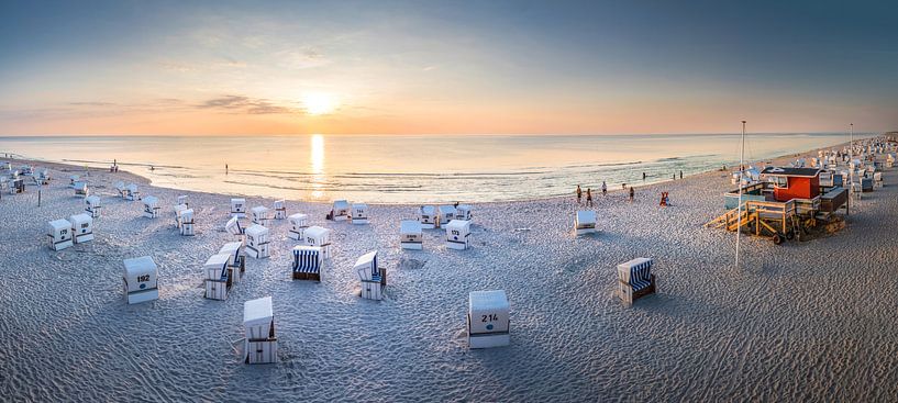 Zomeravond met strandstoelen op het weststrand bij Kampen, Sylt van Christian Müringer