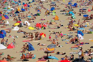 Überfüllter Strand von Scheveningen von Merijn van der Vliet