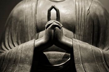 Mains d'une statue de Bouddha en méditation en sépia