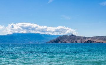 Azuurblauwe zee met eiland aan de Kroatische kust van Connie de Graaf