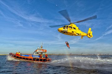 Hélicoptère de R-S de la Garde côtière et KNRM sur Roel Ovinge