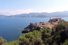 Uitzicht op Portoferraio Elba  italië  by Studio Mirabelle