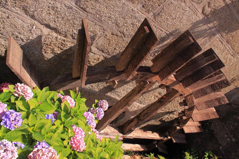 Karakteristiek oude houten waterrad met bloemen. Vintage van Bobsphotography