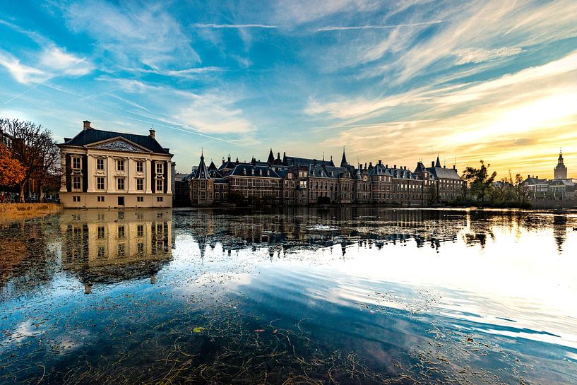 Binnenhof den Haag laag over het water von Brian Morgan