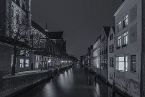 Grote Kerk und Pottenkade in Dordrecht am Abend - schwarz und weiß - 2 von Tux Photography