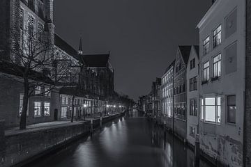 Grote Kerk en Pottenkade in Dordrecht in de avond - zwart-wit - 2 van Tux Photography