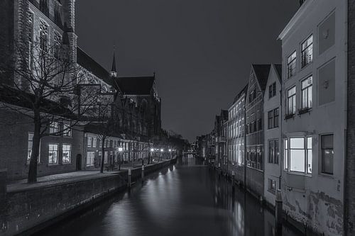 Grote Kerk et Pottenkade à Dordrecht le soir - noir et blanc - 2 sur Tux Photography