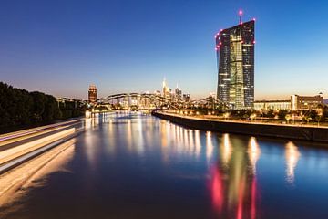 Europese Centrale Bank in Frankfurt am Main in de avonduren