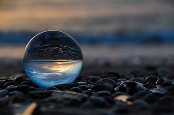 Glazen bol op het strand