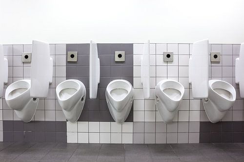 Urinoirs bij de mannen toilet