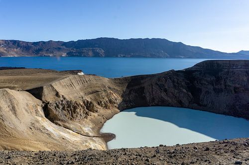 Der isländische Kratersee Askja mit Viti