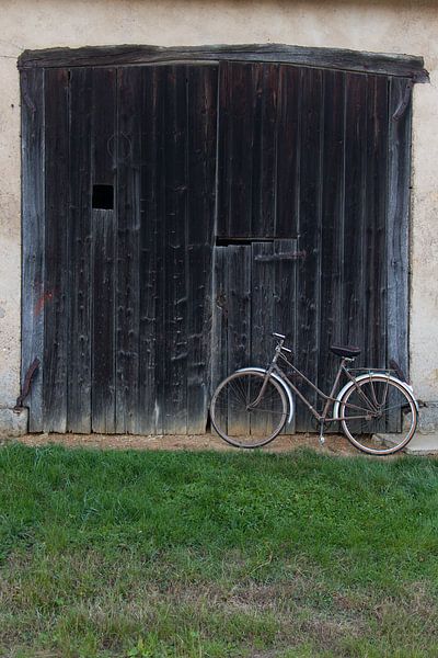 Fiets voor schuurdeur van Arno Rakers