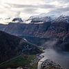Magnifique fjord en Norvège avec des sommets enneigés et blancs sur Geke Woudstra