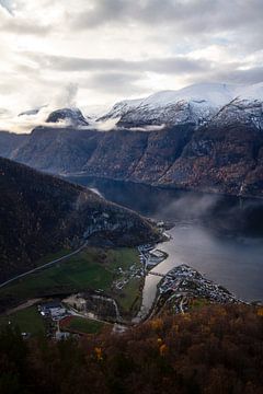 Prachtige fjord in Noorwegen met wit besneeuwde bergtoppen van Geke Woudstra