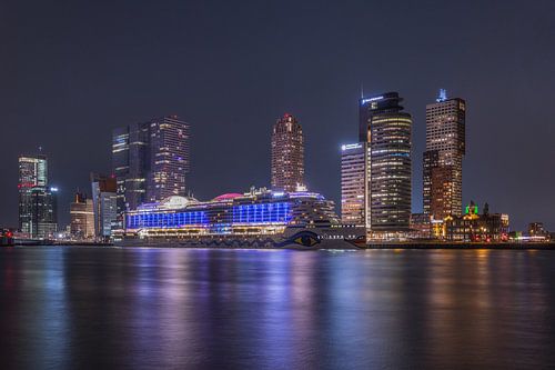 Het cruiseschip AIDA Prima in Rotterdam