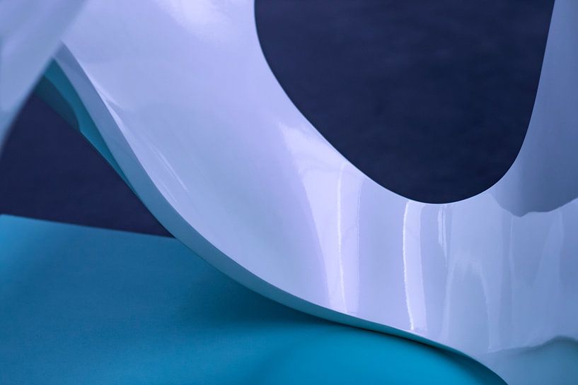 Forme abstraite incurvée en bleu-vert-violet par Marianne van der Zee