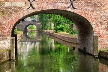 De Brigittenbrug over de Nieuwegracht in Utrecht in de zomer (3) van De Utrechtse Grachten