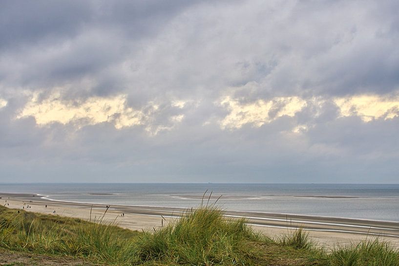 Op het strand van Blåvand. Uitzicht over duinen naar zee van Martin Köbsch