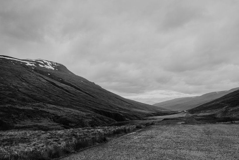 Schwarze und weiße Landschaft | Island | Dramatische Wolken von Floor Bogaerts