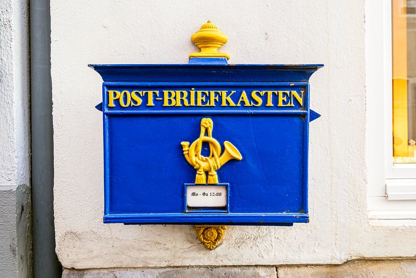 Brievenbus in de wijk Schnoor, in Bremen van Evert Jan Luchies