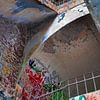 Photographie urbaine - mur coloré et escalier au Fort de la Chartreuse Belgique sur Marianne van der Zee
