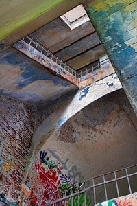 Urban fotografie - kleurrijke muur en trappenhuis in Fort de la Chartreuse België van Marianne van der Zee