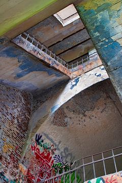 Urban fotografie - kleurrijke muur en trappenhuis in Fort de la Chartreuse België van Marianne van der Zee