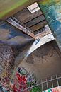 Urban fotografie - kleurrijke muur en trappenhuis in Fort de la Chartreuse België van Marianne van der Zee thumbnail