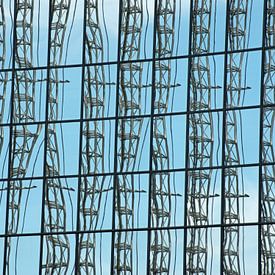 Mirroring scaffolding in facade by BriGit Stokman