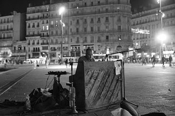 Pianoplayer at Le Vieuw Port by Giacomo Schmitz