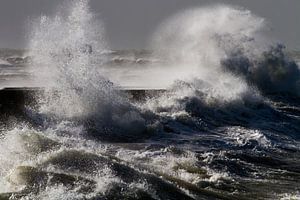 Krachtige golven beuken op de pier