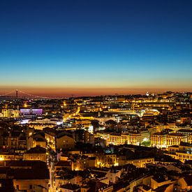 Lissabon bij nacht van Mark Lenoire