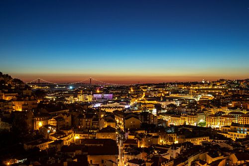 Lissabon bij nacht van Mark Lenoire