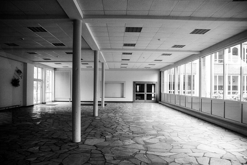 A deserted hall by Norbert Sülzner
