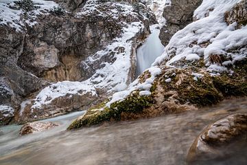 The Gleiersch Gorge in winter with snow, ice, and hanging icicles. von Miriam Schwarzfischer Fotografie