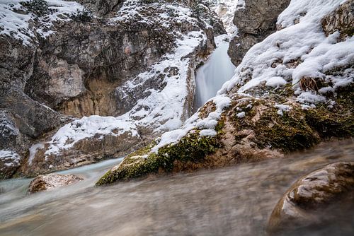 De Gleiersch Klamm in de winter met sneeuw, ijs en hangende ijspegels.