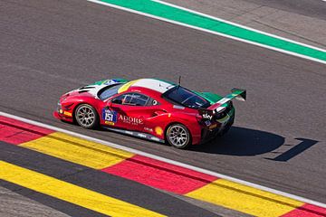 Ferrari SF90 Stradale auf der Rennstrecke von Francorchamps