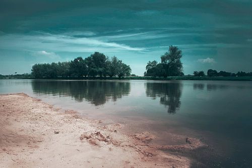 Rivierlandschap van Reflecties: Nijmegen's Natuurlijke Pracht