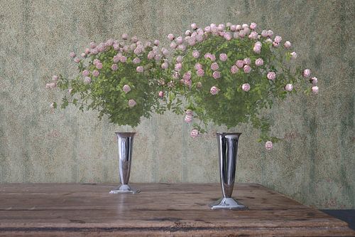 Stilleven met twee vintage zilverkleurige Alessi vaasjes