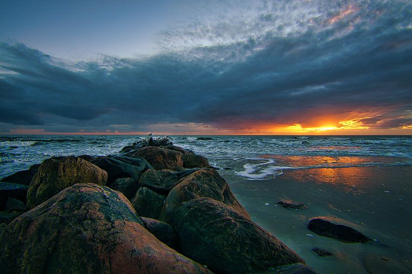 Op het strand in Blåvand / Denemarken. Uitzicht over de stenen kribben naar de zee van Martin Köbsch