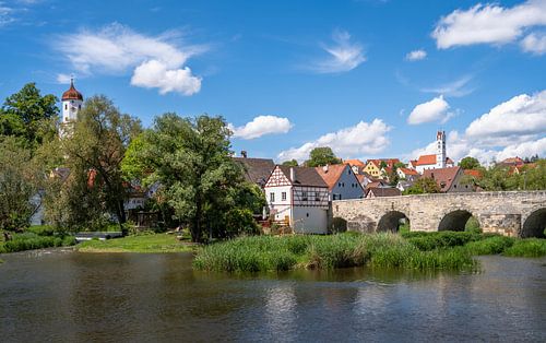 Historische brug over de rivier de Wörnitz in Harburg
