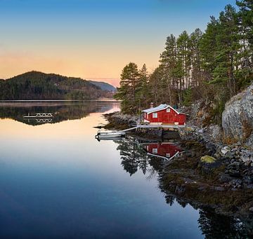Hut langs een fjord tijdens zonsondergang, Noorwegen van qtx