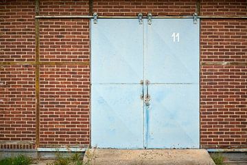 blauwe deur van een pakhuis van Heiko Kueverling