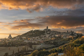 Vue du coucher de soleil sur la ligne d'horizon de Todi, en Ombrie, Italie sur Stefano Orazzini