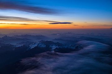 Zonsopgang boven de wolken