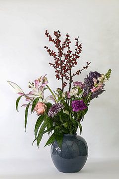 Illustratie van een bouquet bloemen met witte achtergrond van W J Kok