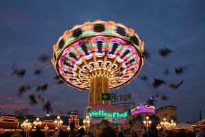 Kettenkarussell auf dem Bremer Freimarkt bei Abenddämmerung, Bremen, Deutschland, Europa