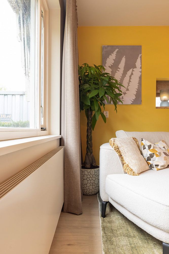 Weiße Farne im Retro-Stil. Moderne botanische minimalistische Kunst in Beton grau und weiß  von Dina Dankers 