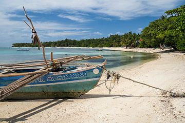 Bangka boot op het strand op het eiland Siquijor in de Filippijnen. van Daniel Pahmeier