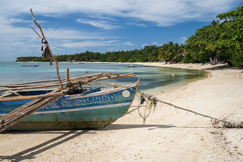 Bangka Boot am Strand auf der Insel Siquijor in Philippinen. von Daniel Pahmeier